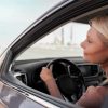 „Vairuokite kaip moterys“: neigia ilgus metus gyvavusį mitą, kad vyrai vairuoja geriau