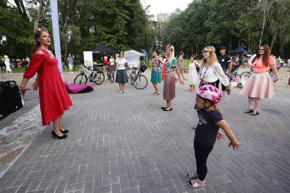 Paradas: akį traukė sijonuotos moterys ant dviračių