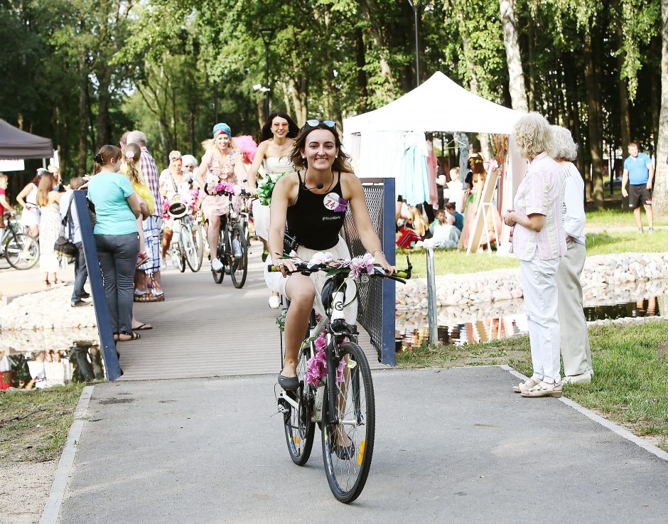 Paradas: akį traukė sijonuotos moterys ant dviračių