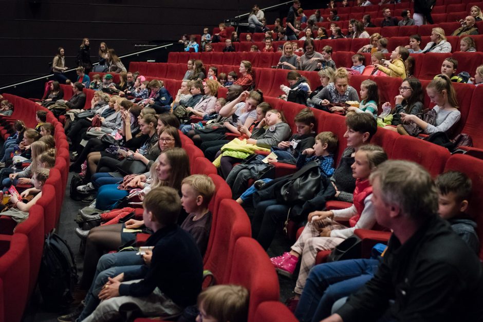 Socialiai veiksmingas kinas: kaip padėti be tėvų augantiems vaikams? 