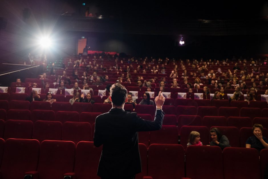 Socialiai veiksmingas kinas: kaip padėti be tėvų augantiems vaikams? 