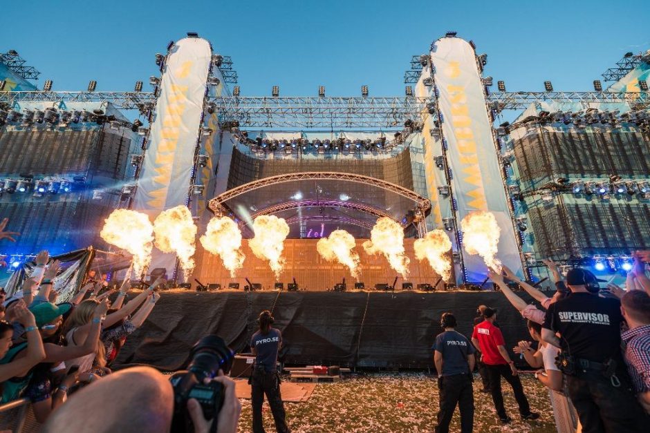 Festivalis „Summerburst“ stulbins žvaigždžių sąrašu ir grandiozine scena 