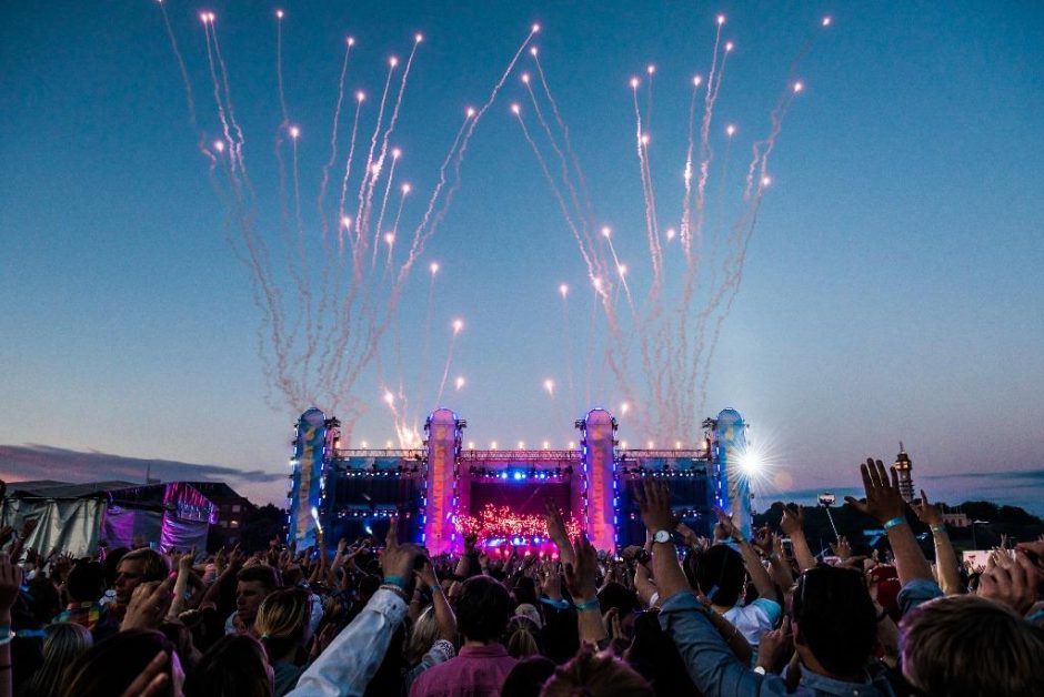 Festivalis „Summerburst“ stulbins žvaigždžių sąrašu ir grandiozine scena 