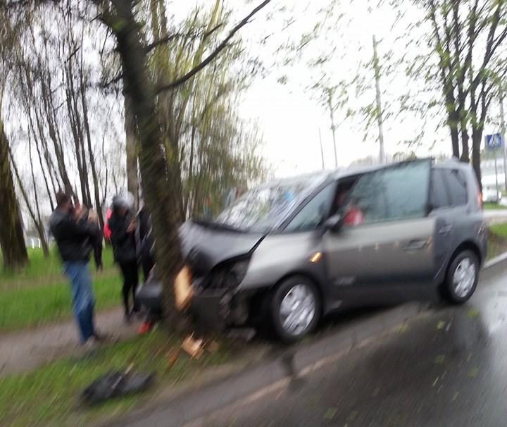 Kaune automobilis rėžėsi į medį