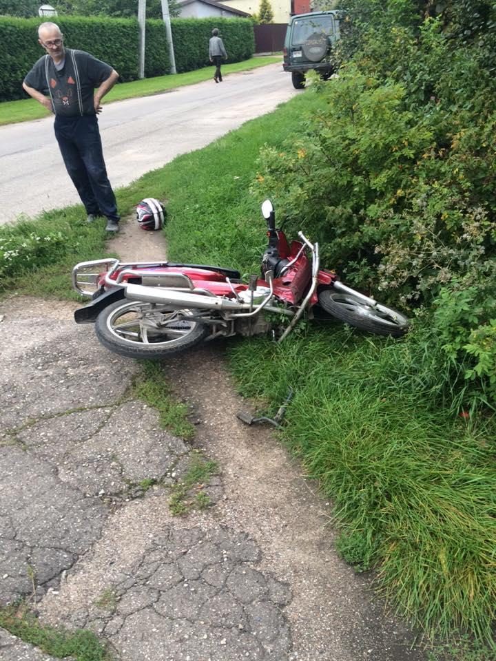 Į policijos automobilį rėžėsi penkiolikmetis su mopedu