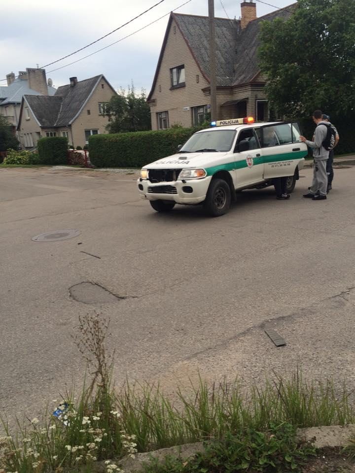 Į policijos automobilį rėžėsi penkiolikmetis su mopedu