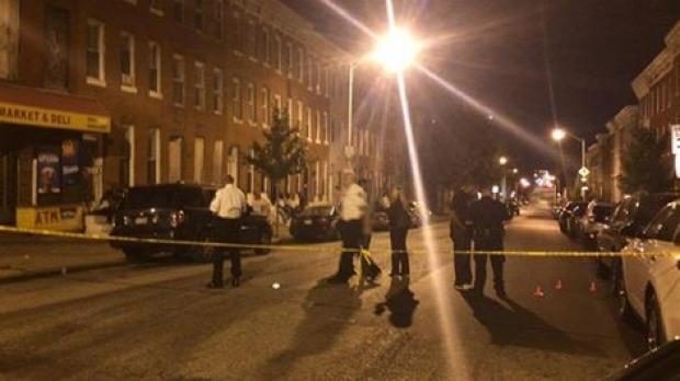 JAV trys vyrai gatvėje puolė šaudyti į žmones (8 sužeisti)
