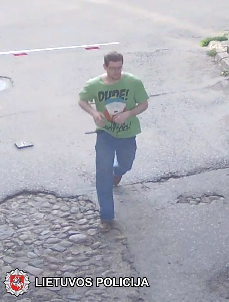 Ieško jaunuolio, įmetusio petardą į Baltarusijos ambasados teritoriją