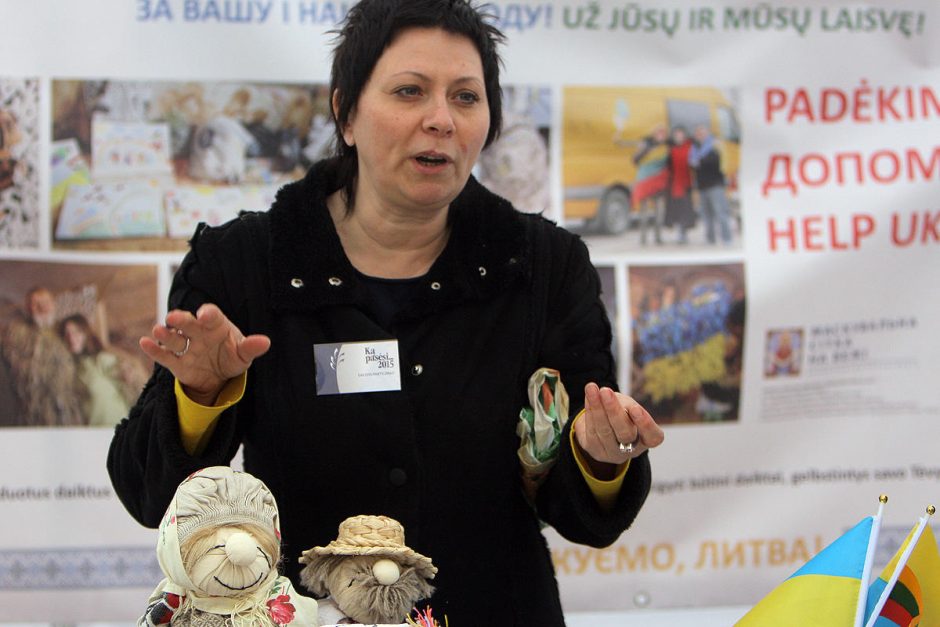 Vaišina ukrainietiškais lašiniais ir renka paramą