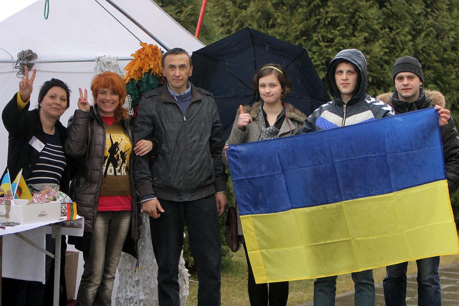 Vaišina ukrainietiškais lašiniais ir renka paramą