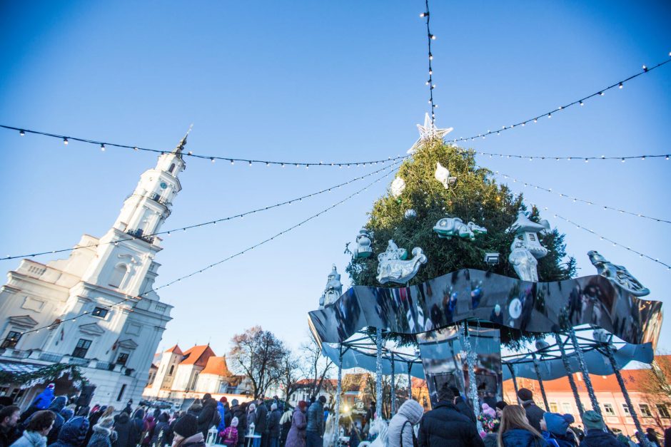 Įsisuka kalėdinė karuselė Rotušės aikštėje