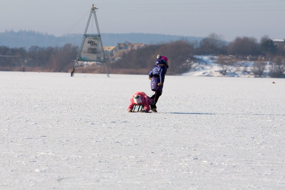 Žiemos pramogų išsiilgę kauniečiai apgulė Lampėdžio ežerą