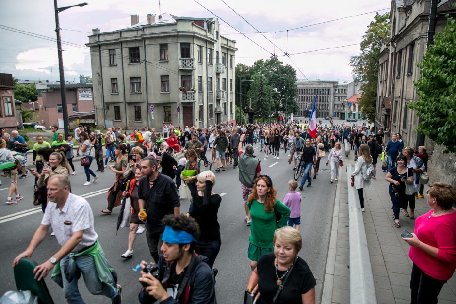 Parodos kalno šturmas: žmonės kopė kirpdamiesi, su vaišių stalais, šunys – neštuvuose