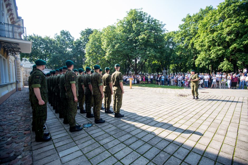 Istorinės Prezidentūros kiemelyje – leitenantų priesaika