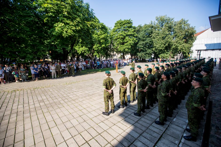 Istorinės Prezidentūros kiemelyje – leitenantų priesaika