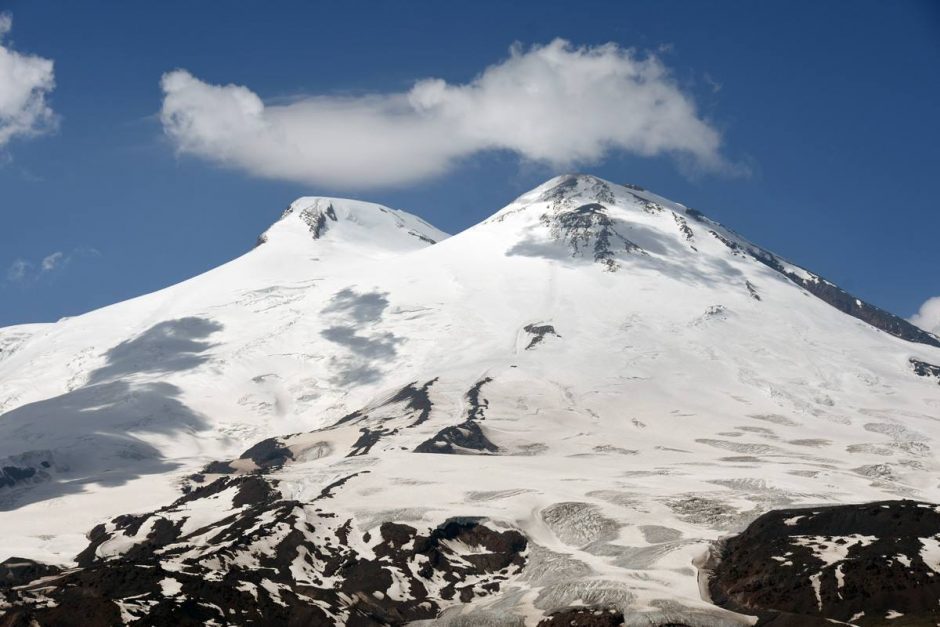 Elbruso viršūnę pasiekę narsuoliai džiaugiasi: įkopėme visi! 