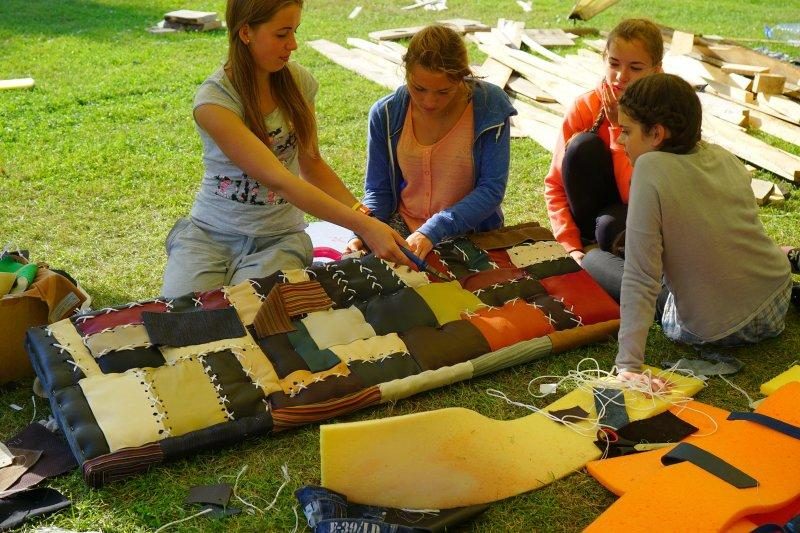 „Keliaujančių architektūros dirbtuvių“ savanoriai įnešė naujų spalvų Čekiškėje