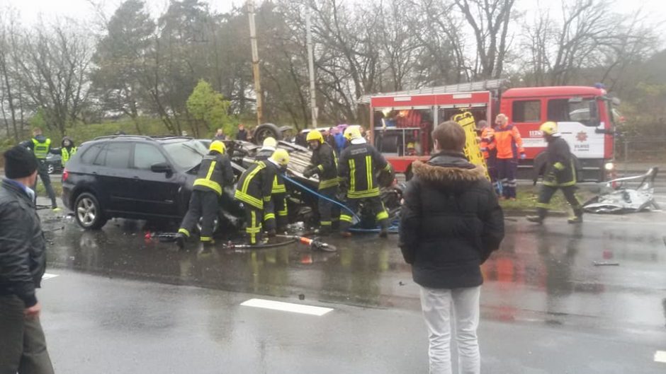 Kruvina automobilių kaktomuša Vilniuje: žuvo 20-metė mergina