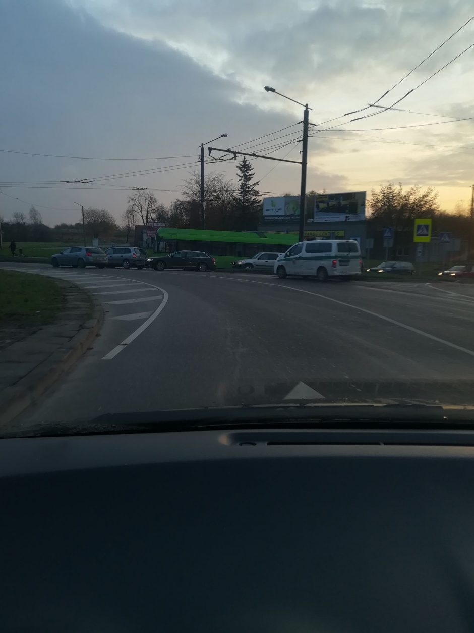 Smarkiai apgirtęs „Opel“ vairuotojas Kaune kliudė troleibusą