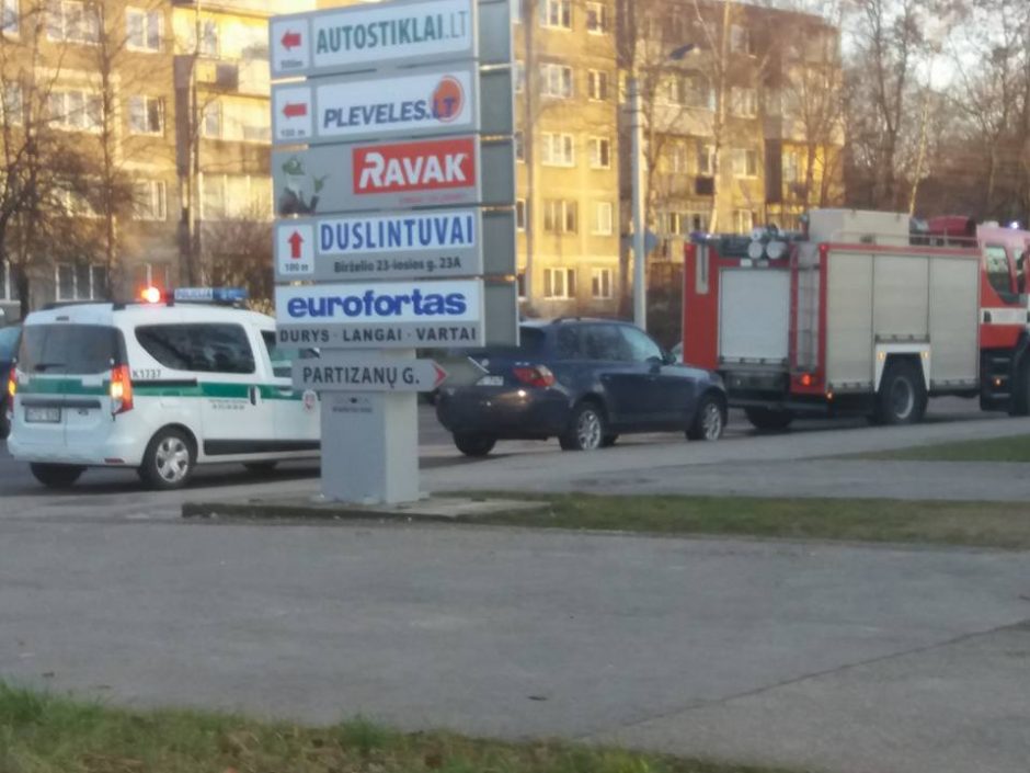 Vienoje Kauno sankryžoje neišsiteko BMW ir „Opel“, yra sužeistųjų