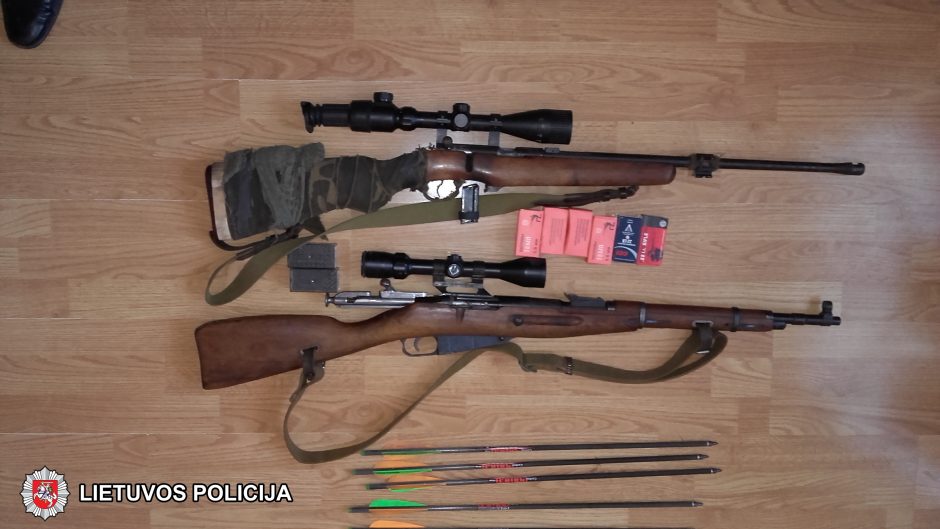 Vilniaus rajono gyventojo namuose – įspūdingas ginklų arsenalas