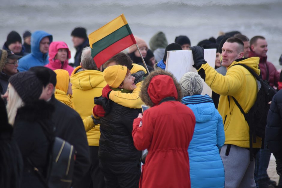 Šimtai žmonių paniro į ledines Baltijos jūros bangas