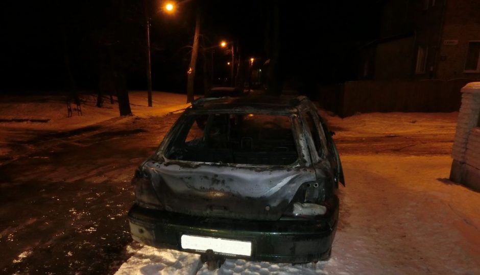 Naktį Kaune supleškėjo „Subaru“, įtariamas padegimas