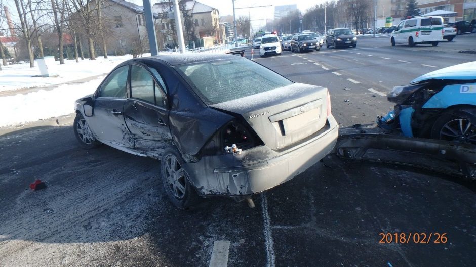 Į avariją Savanorių prospekte pakliuvo taksi automobilis, yra sužeistųjų