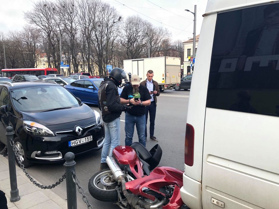 Kauno centre – motociklo ir mikroautobuso avarija, nukentėjo žinomo kinologo sūnus