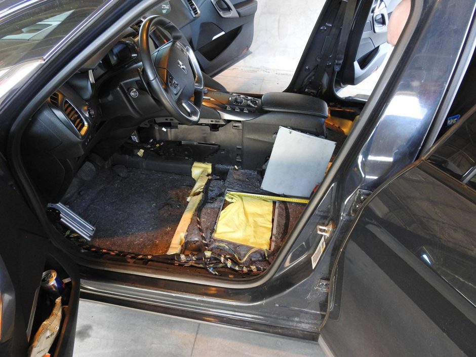 Iš Ispanijos grįžtančio verslininko automobilyje – dešimtys kilogramų hašišo