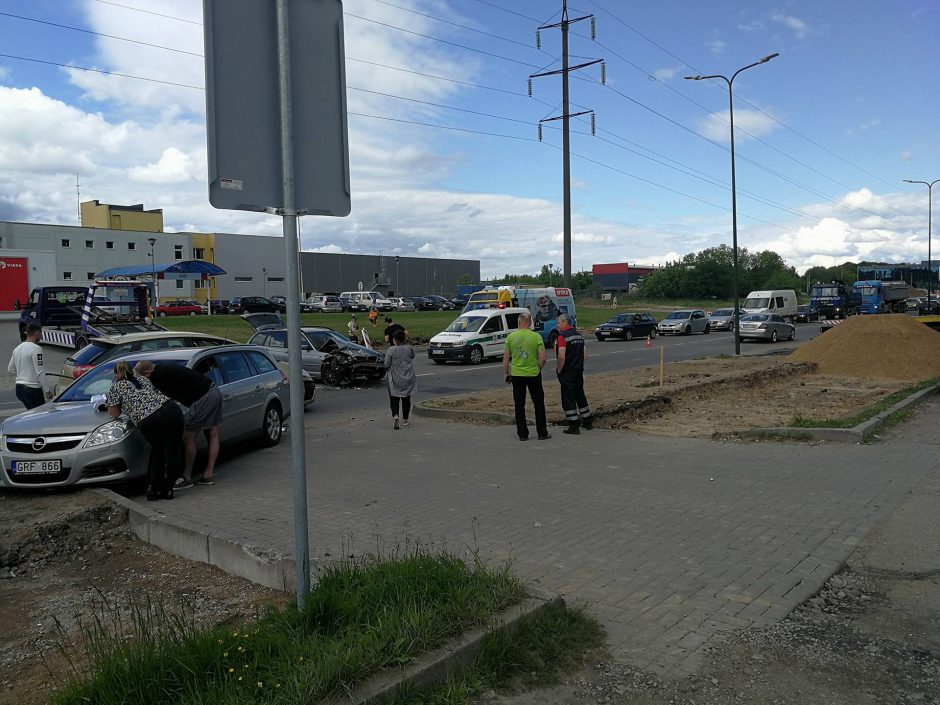 Dainavos rajone – BMW ir „Opel“ avarija, formuojasi spūstys