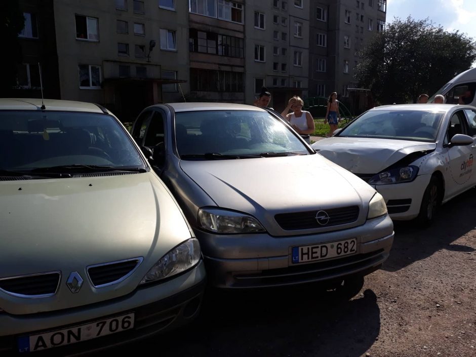 „CityBee“ ir vėl akiratyje: daugiabučio kieme Kaune apgadino šešis automobilius