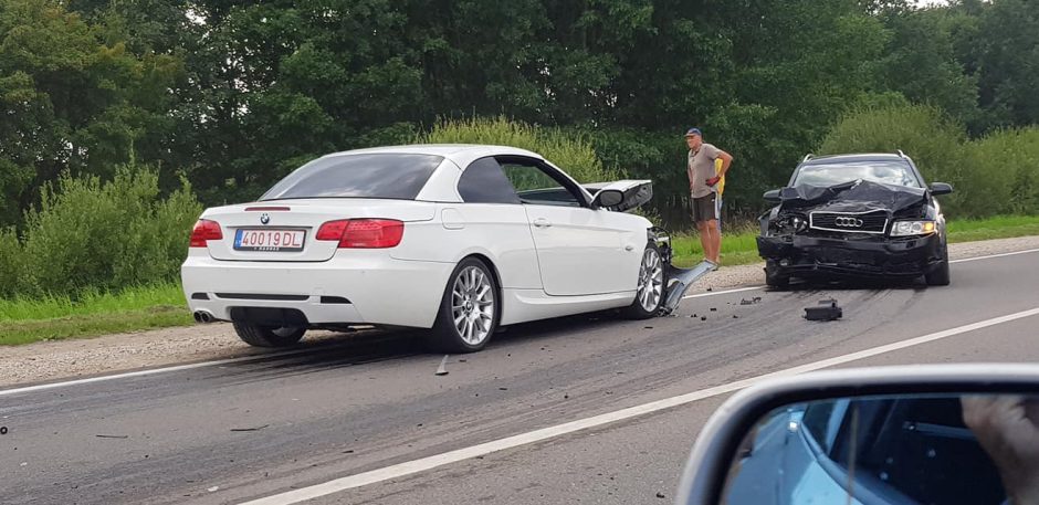 Ringauduose – BMW ir „Audi“ kaktomuša, nukentėjo trys žmonės
