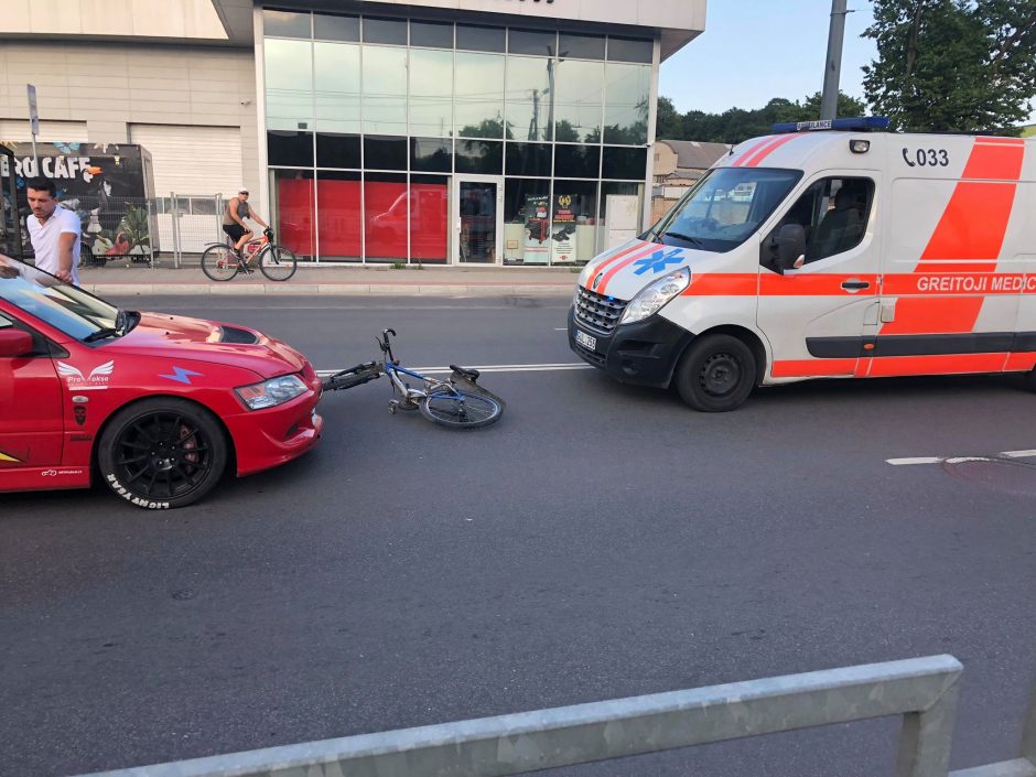 Šančiuose automobilis kliudė dviratininką, prireikė medikų pagalbos