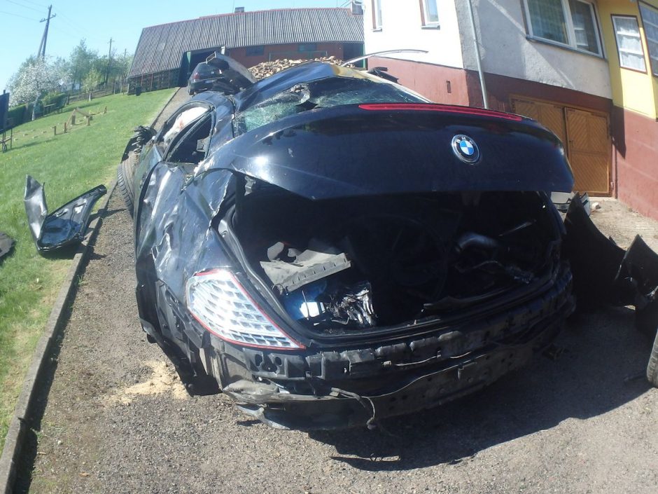 Jaunos BMW vairuotojos kelionė baigėsi smūgiu į namo sieną