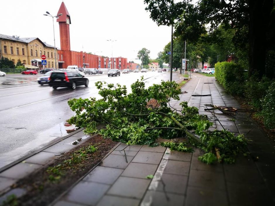 Klaipėdoje praūžė audra, patvino gatvės