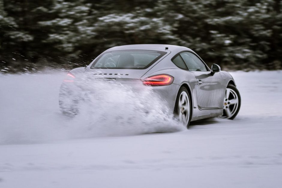 „Porsche“ atstovai mokys, kaip suvaldyti automobilį ant ledo ir sniego