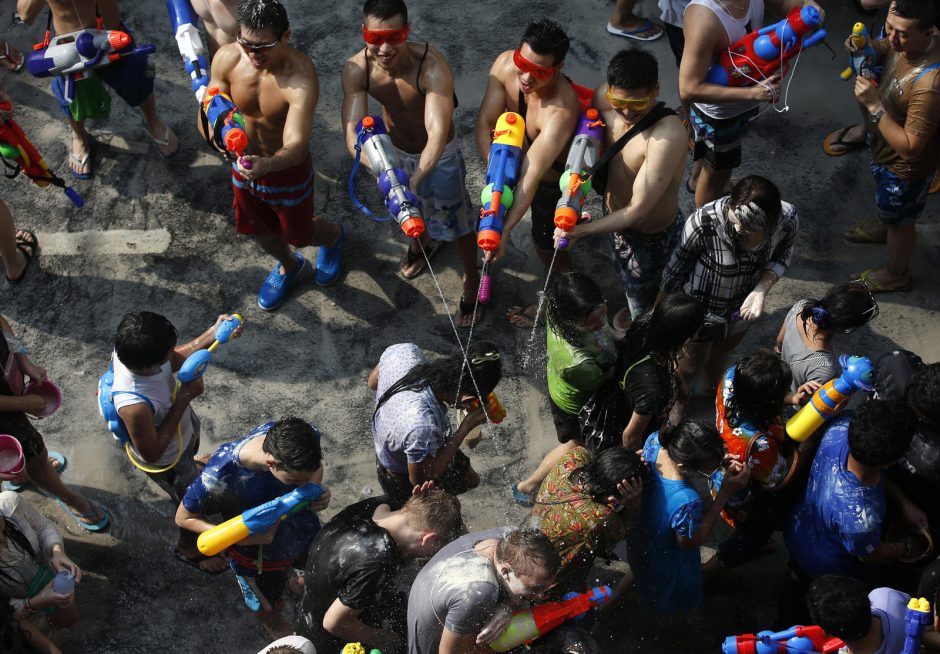 Pietryčių Azijoje vyksta naujametinis vandens festivalis