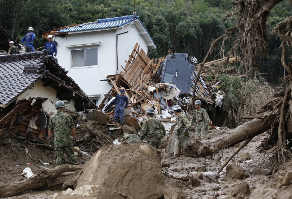 Japonijoje nuslinkus žemės nuošliaužai žuvo 36 žmonės, dar yra dingusiųjų