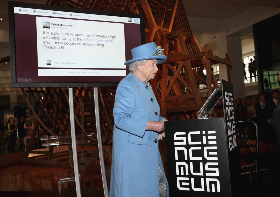 Britų karalienė Elizabeth II pirmą kartą parašė „Twitter“ žinutę