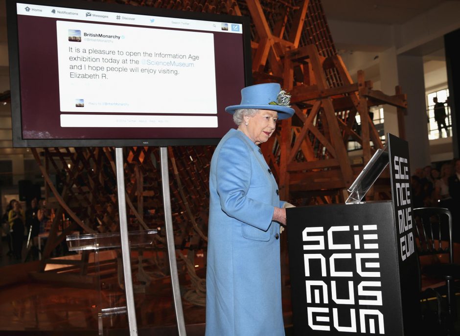 Britų karalienė Elizabeth II pirmą kartą parašė „Twitter“ žinutę