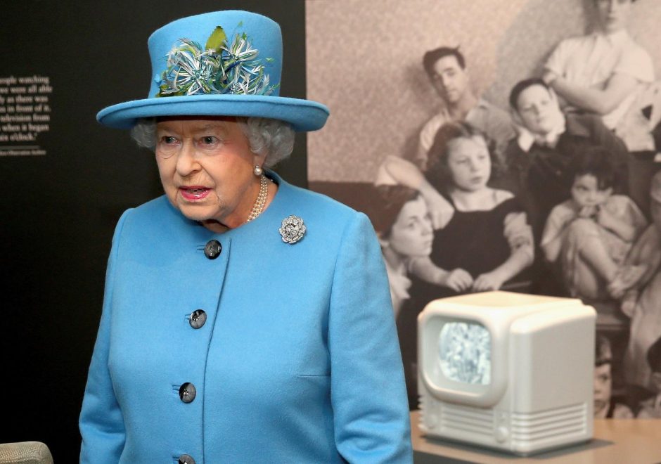 Britų karalienė Elizabeth II pirmą kartą parašė „Twitter“ žinutę