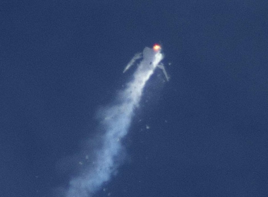 R. Bransonas sukrėstas „Virgin Galactic“ erdvėlaivio piloto žūties