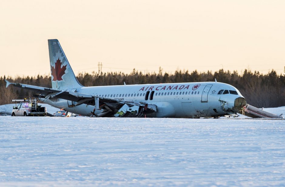 Nuo tūpimo tako nuvažiavus Kanados lėktuvui sužeisti 25 žmonės