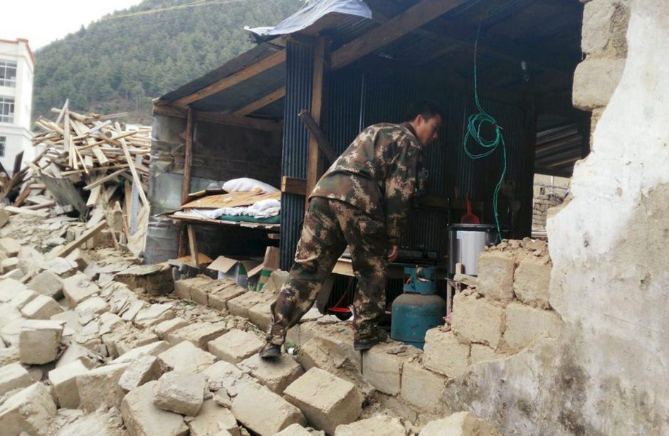 Žemės drebėjimas Nepale: per tūkstantis žuvusiųjų, sugriuvę istoriniai pastatai