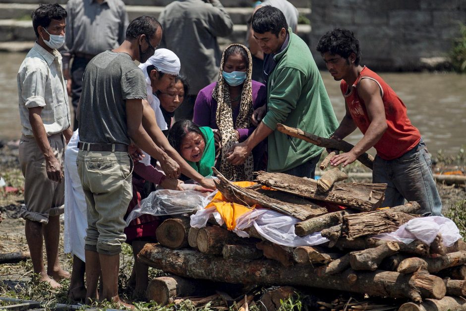 Nepale dešimtys tūkstančių žmonių desperatiškai laukia pagalbos