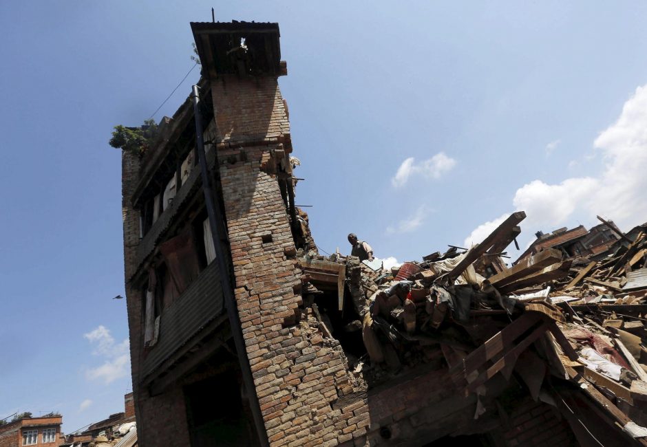 Nepale dešimtys tūkstančių žmonių desperatiškai laukia pagalbos