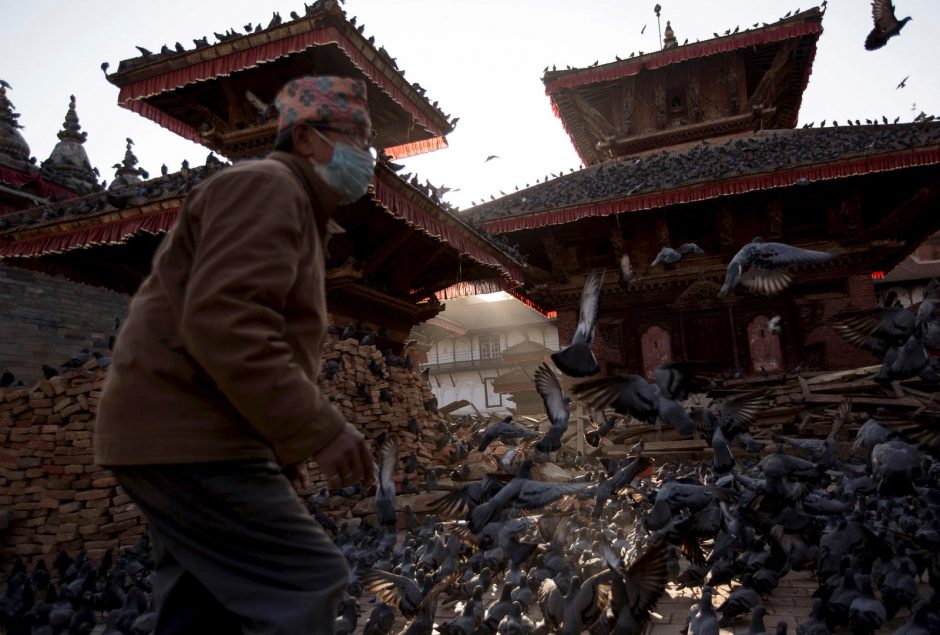 Nepale žemės drebėjimo aukų skaičius perkopė 7 tūkstančius
