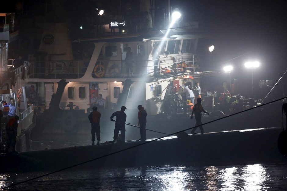 Kinijoje po laivo katastrofos dingusių keleivių artimieji dar tikisi stebuklo