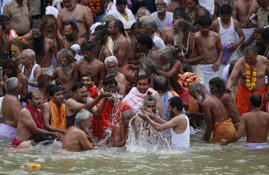 Indijoje į vandenį pasinėrė dešimtys tūkstančių maldininkų